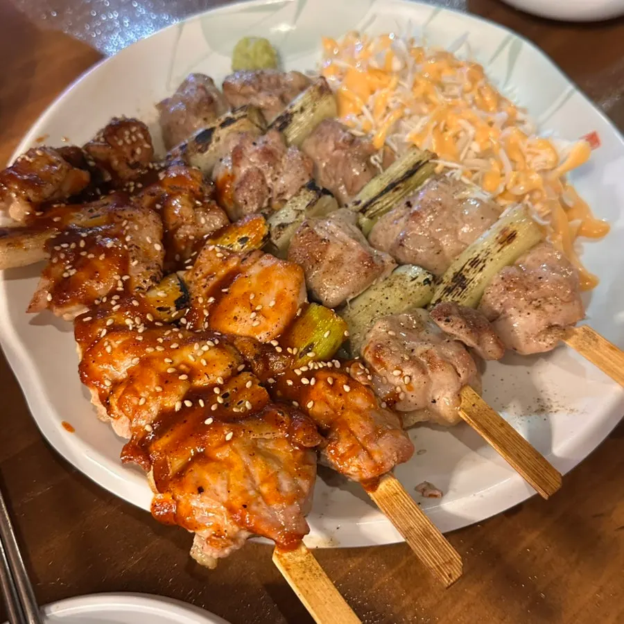 Table setting with half-seasoned, half-salted skewers