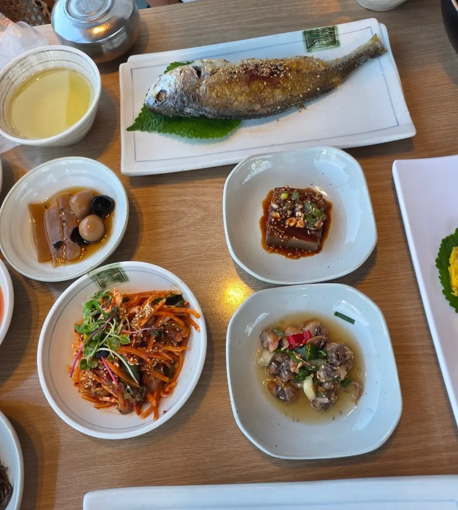 Kimchi and pickles served at Kkomak Hansang Gijang Main Branch