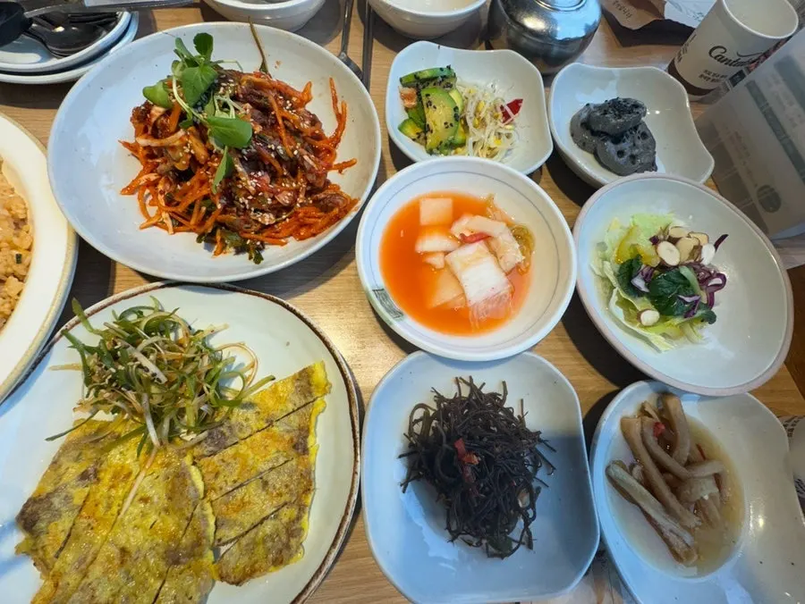 Basic side dishes of lotus root with black sesame and namul