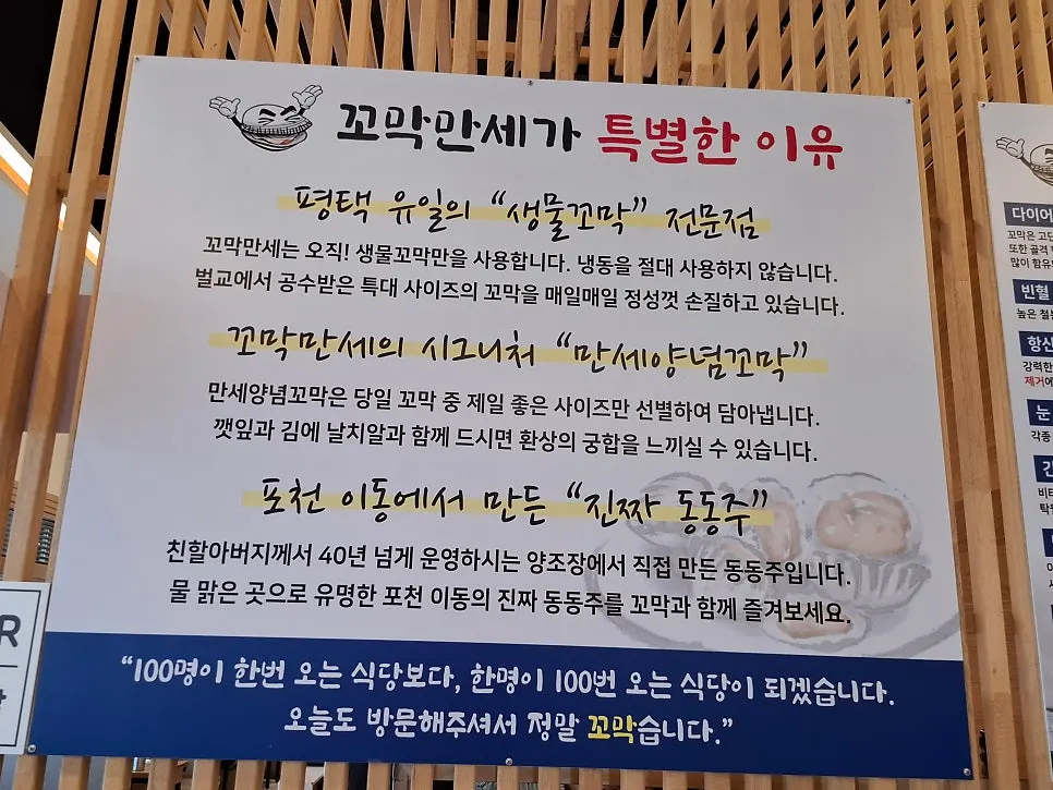 입구 양쪽으로 테이블이 놓인 깨끗한 매장 내부