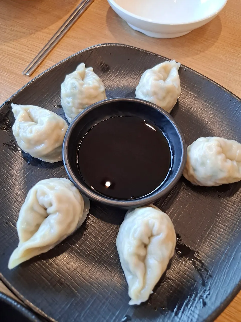 어묵탕과 반찬이 함께 깔린 상차림
