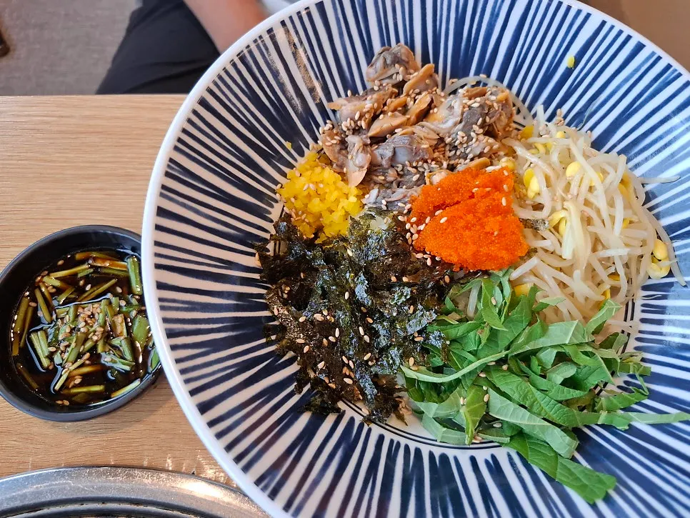 간장을 넣어 비비는 간장꼬막비빔밥