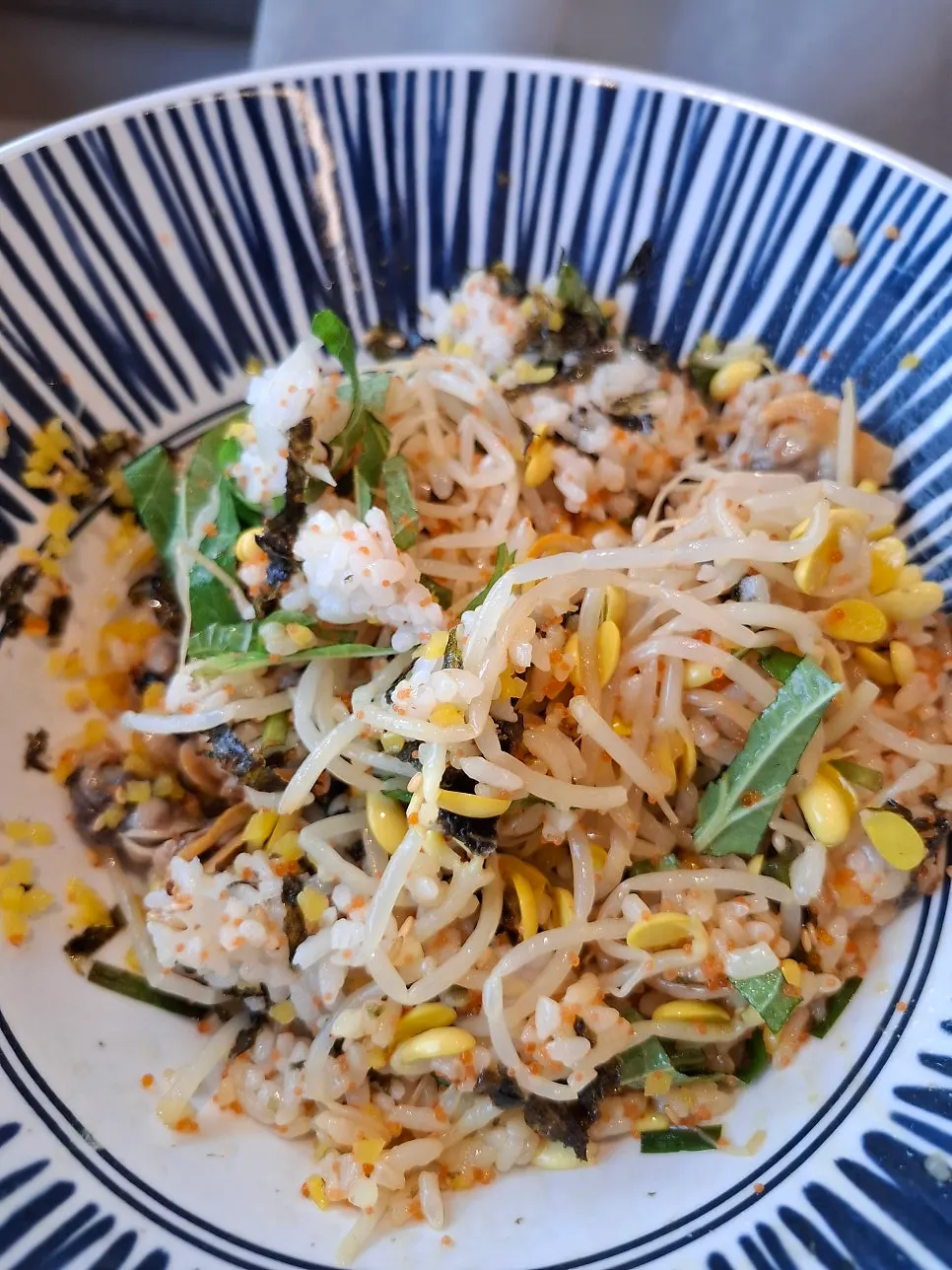 김에 싸 먹기 좋게 비빈 꼬막비빔밥