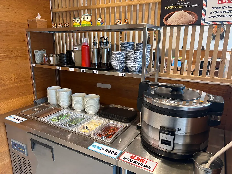 Self-serve bar at Kkomak Manse with water and microwave corner