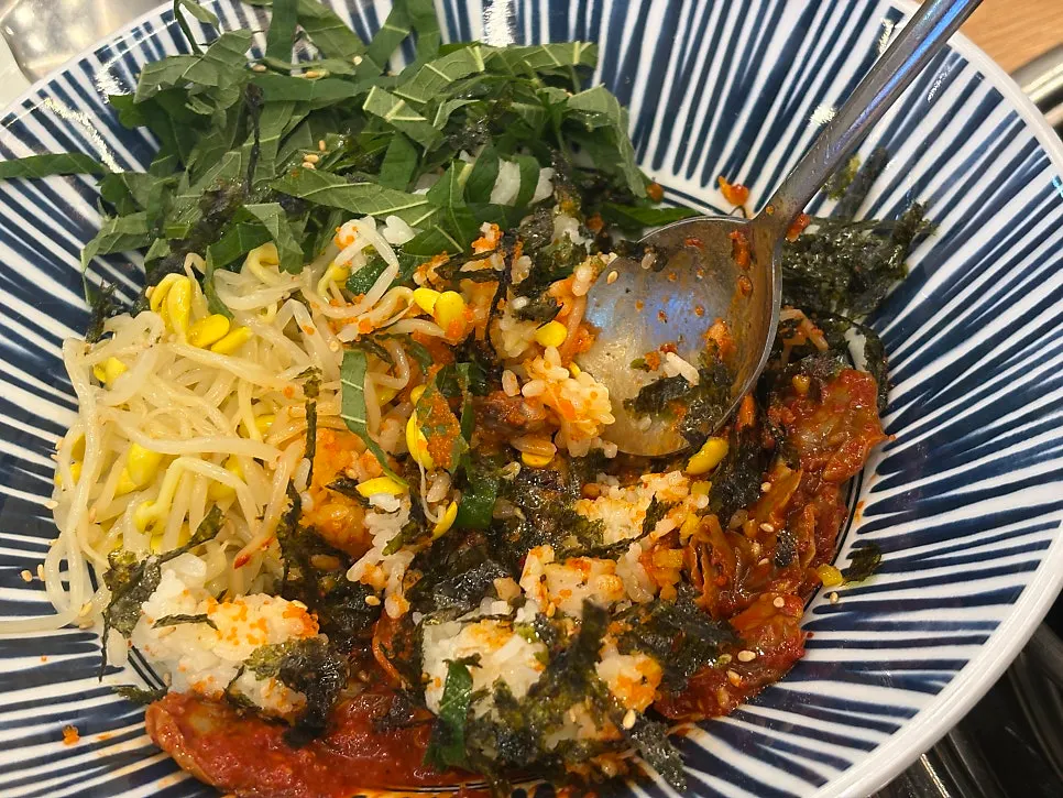 A bowl of Kkomak Manse's cockle bibimbap