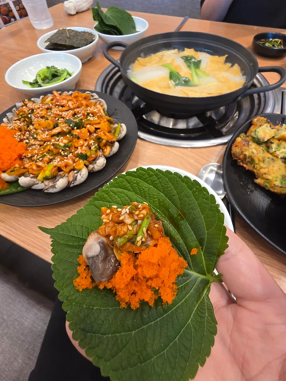 세트와 함께 나온 기본 찬과 날치알, 김