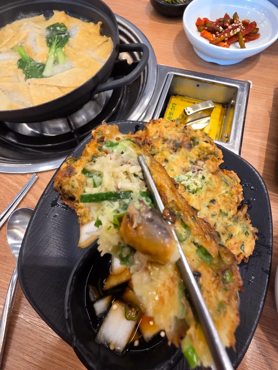 노릇하게 부쳐진 꼬막전 세 피스