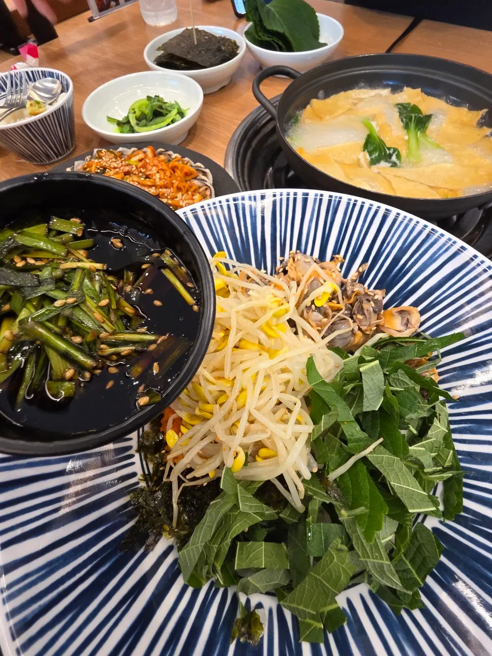 김에 꼬막과 날치알을 올린 모습
