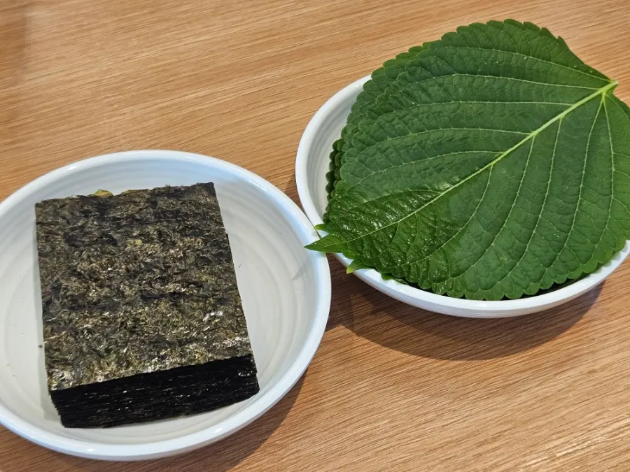 Perilla leaves and laver for wrapping cockles