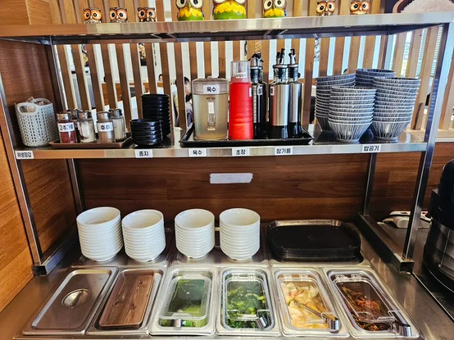 Self-service side dish corner near the entrance