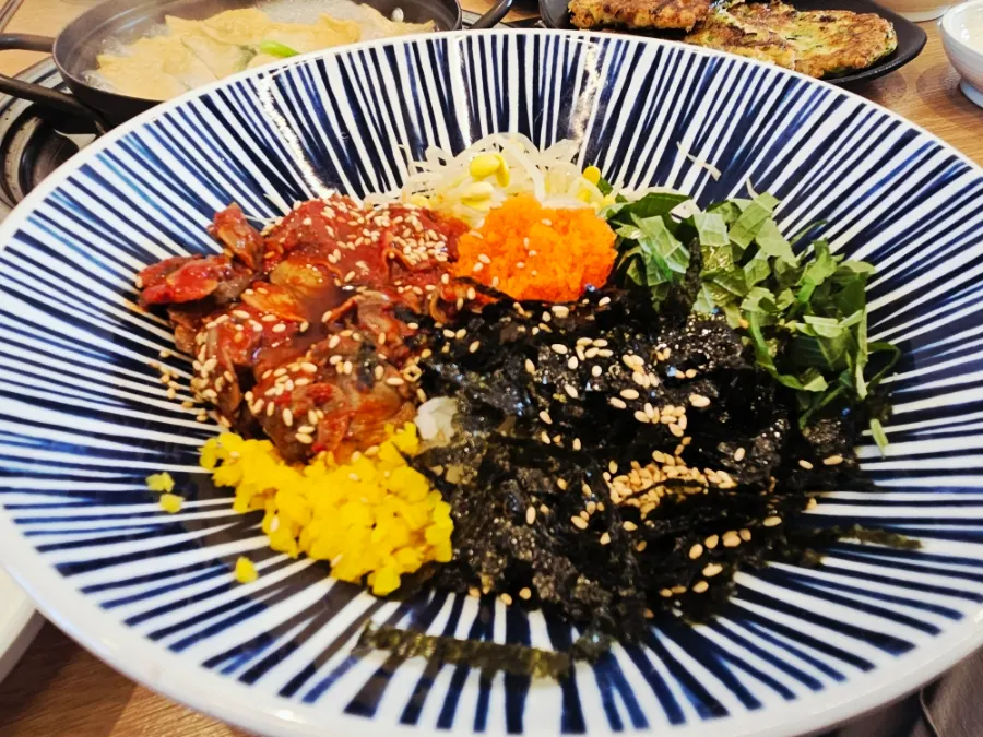 Cockle bibimbap included in the family set