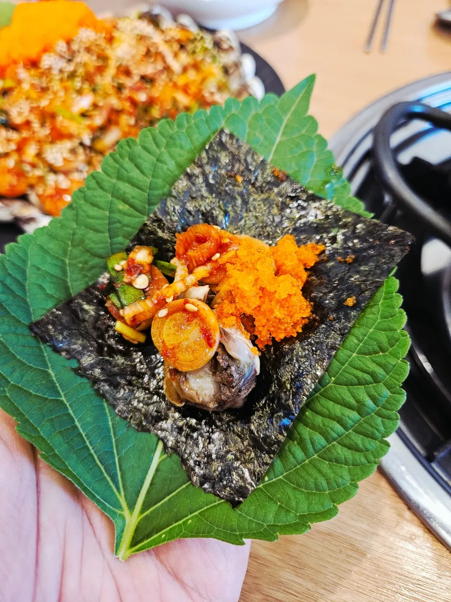 A perilla leaf wrap with laver and cockle