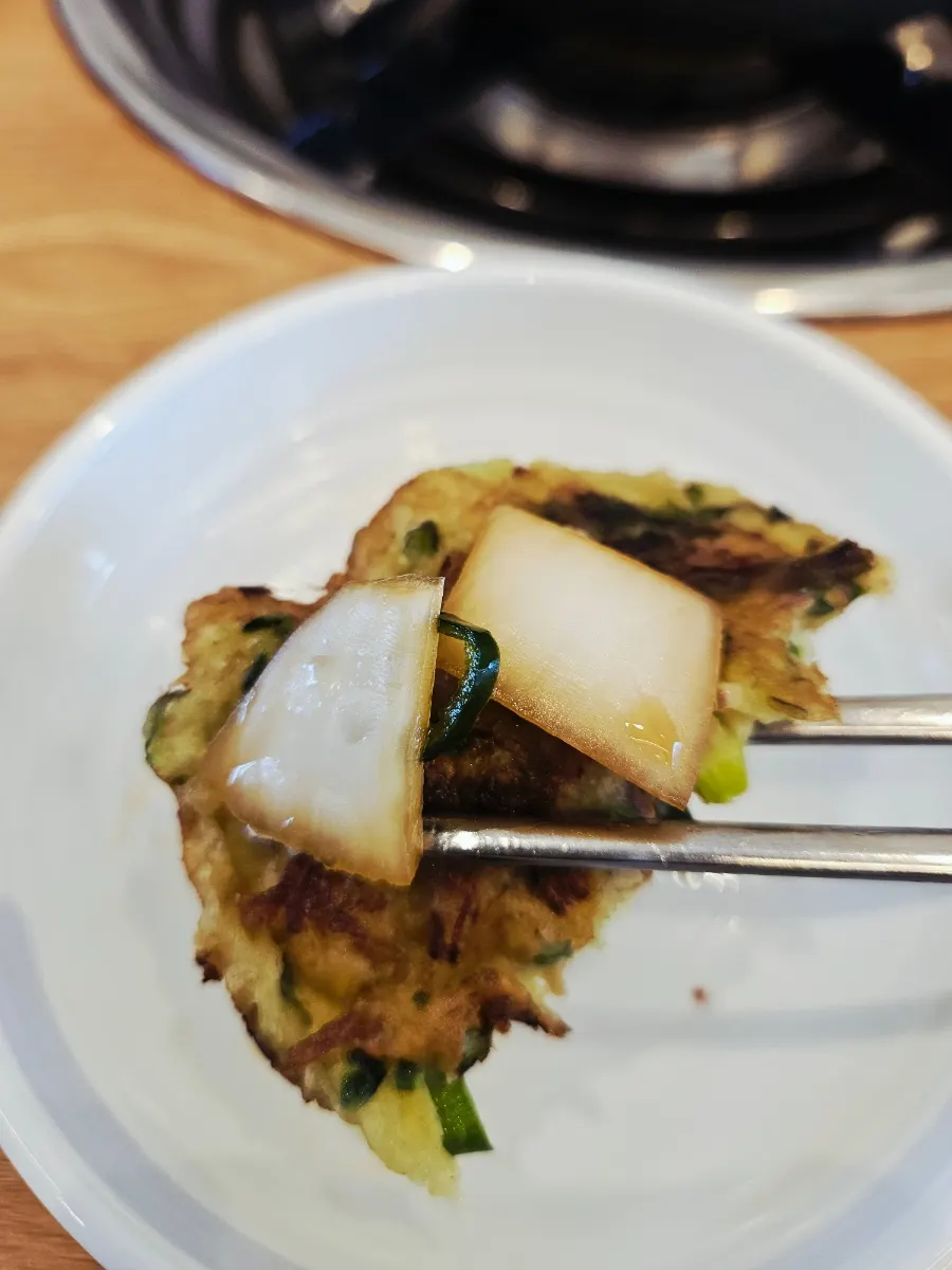 Cockle pancake and seasoned cockles served together