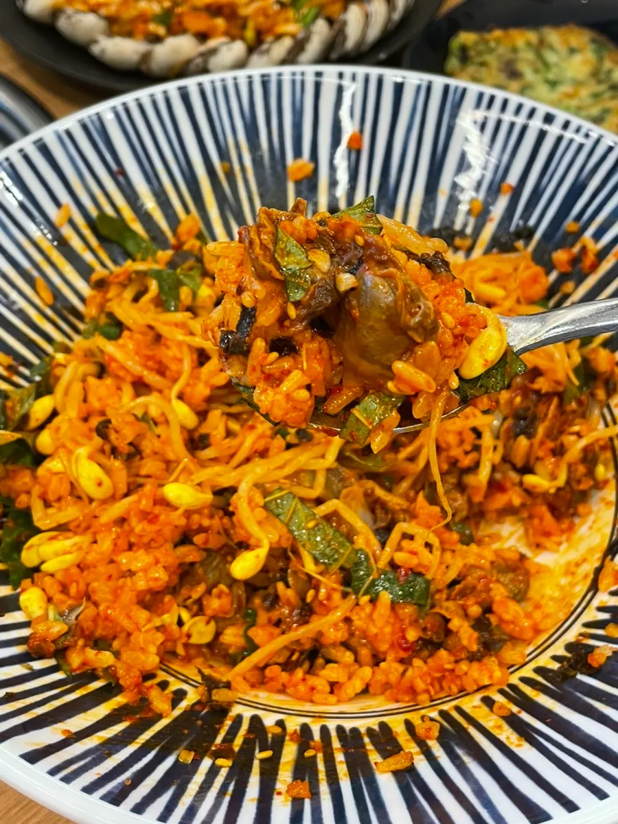 Cockle bibimbap wrapped in laver