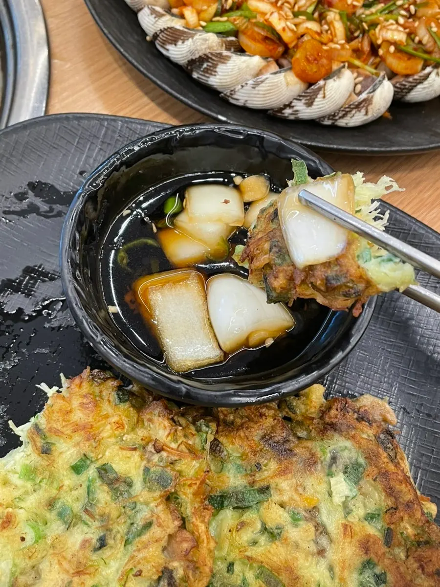 Cockle pancake filled with cockles