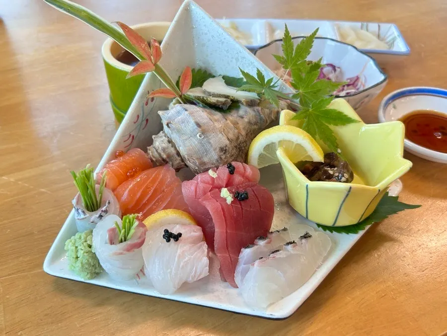 Mini sashimi platter plating at Kkotdam Sushi