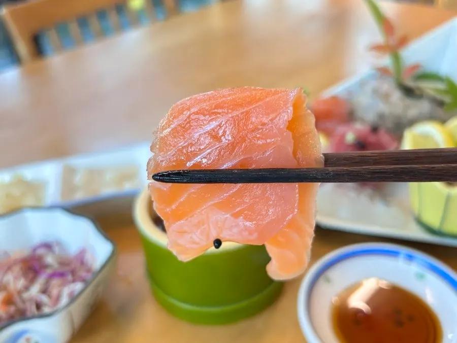 Thickly sliced salmon sashimi