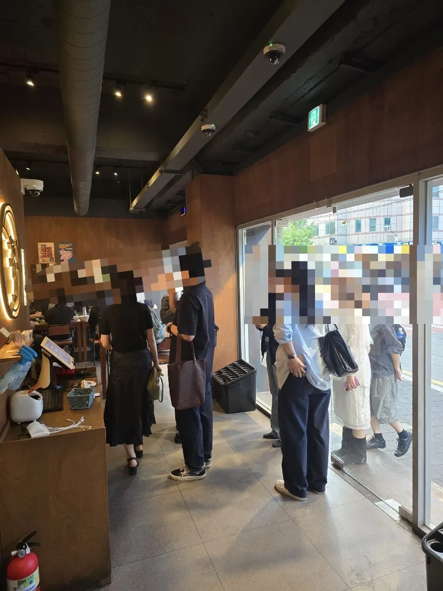 매장 중앙 고기 보관 냉장고와 단체 손님석