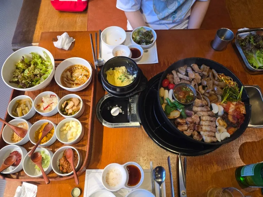 구워져 나온 삼겹살과 목살, 돼지껍데기
