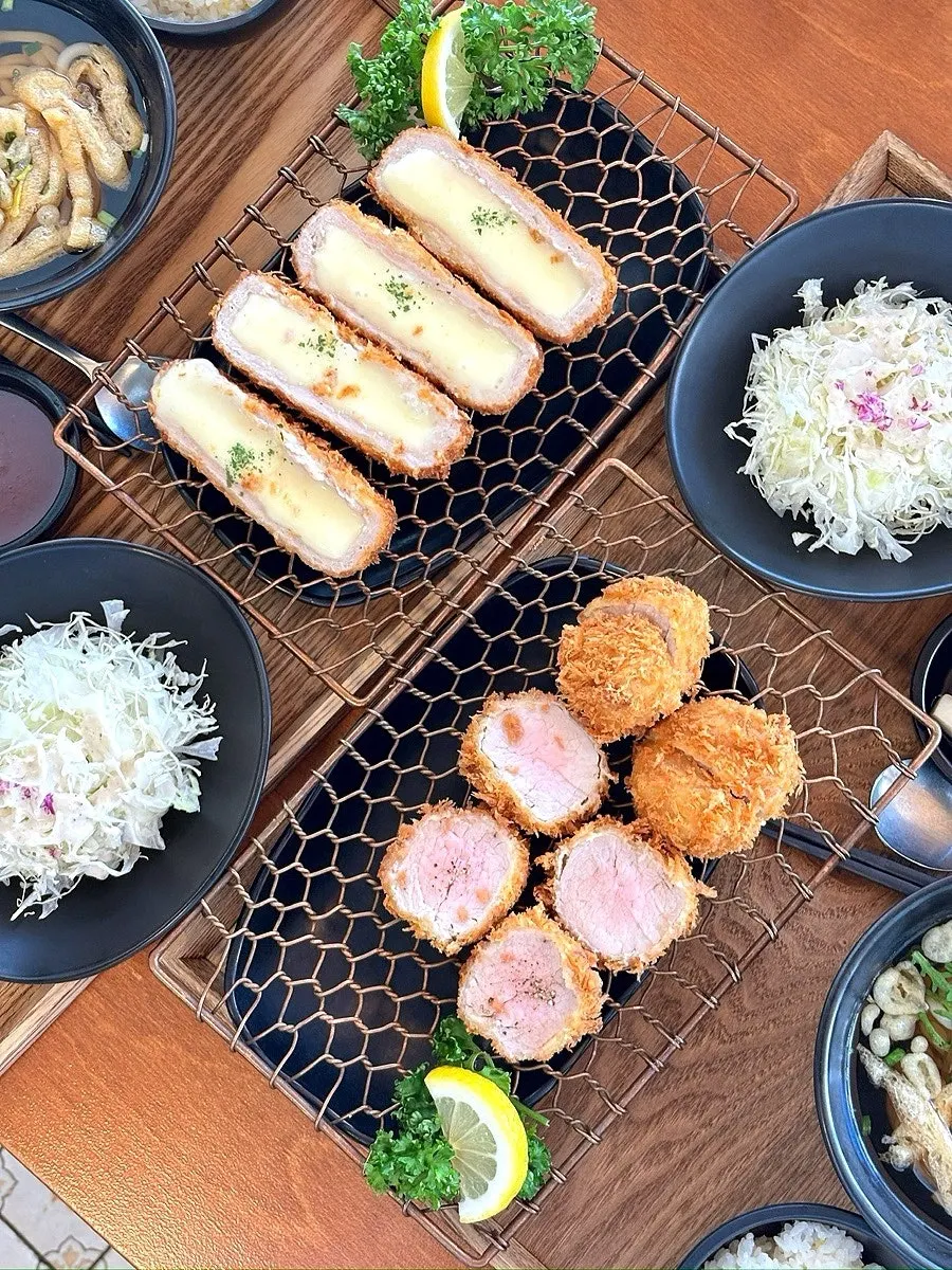 Full spread of pork cutlets at Kkot Gatsu Dongtan Main Branch