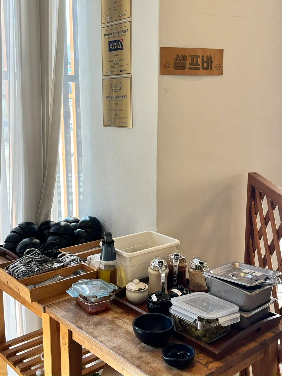 Apron and utensils placed at the table