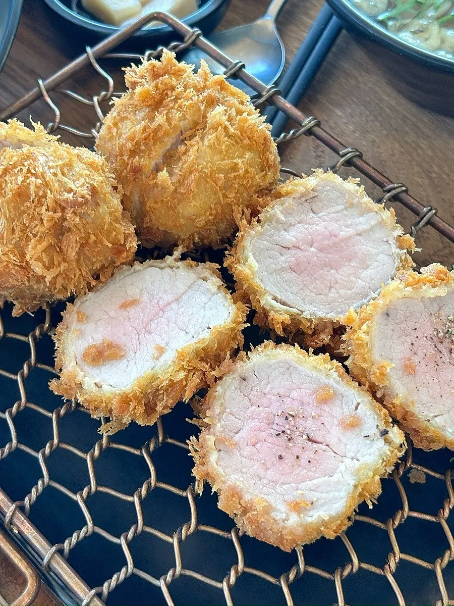 Crispy cutlet with lemon sprinkled on top