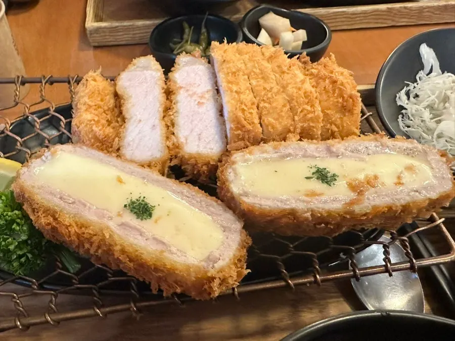 두툼하게 썰린 등심카츠 단면