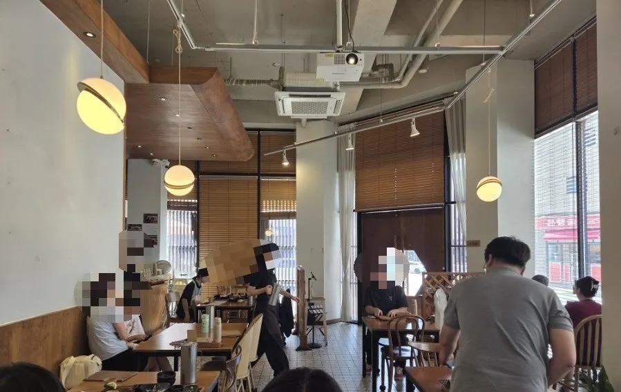 Kkot Gatsu interior with wood-tone decor