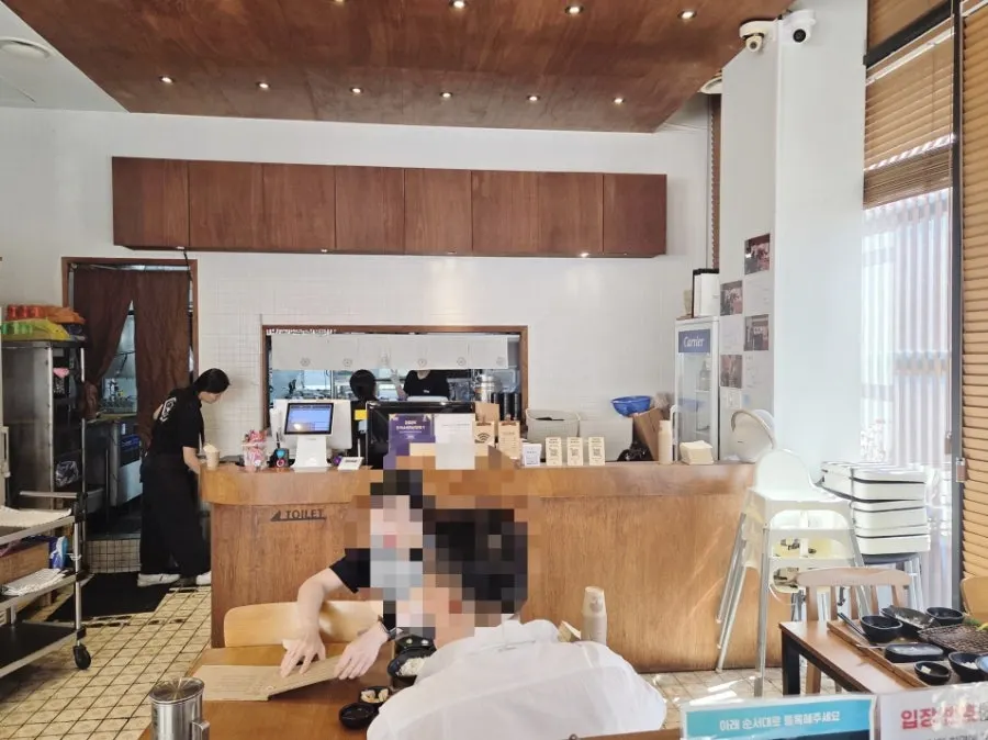 Seating with a toddler chair at Kkot Gatsu