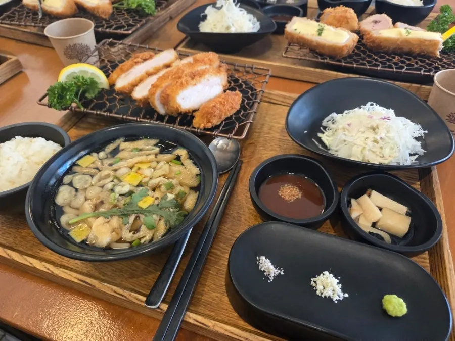 Loin cutlet set with a half portion of su-udon