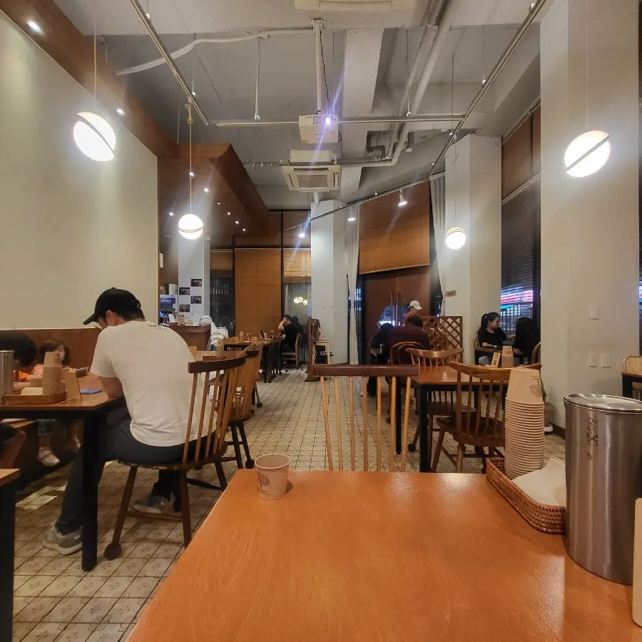 화이트와 우드톤이 섞인 꽃가츠 동탄본점 내부
