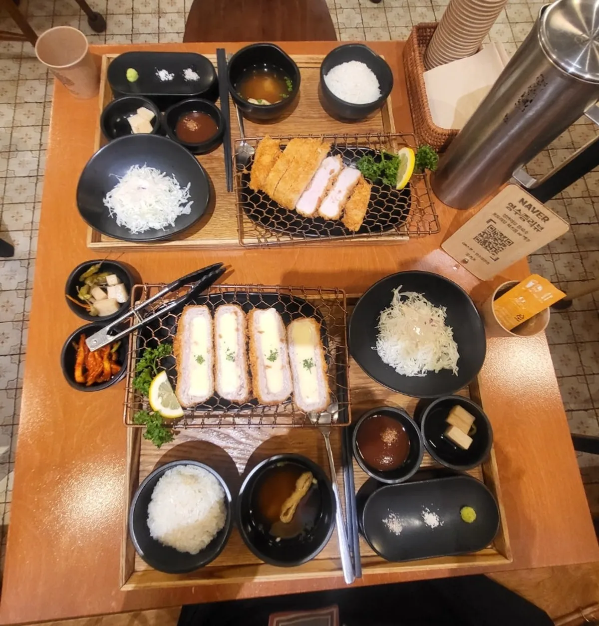 등심카츠와 치즈카츠가 함께 차려진 한 상