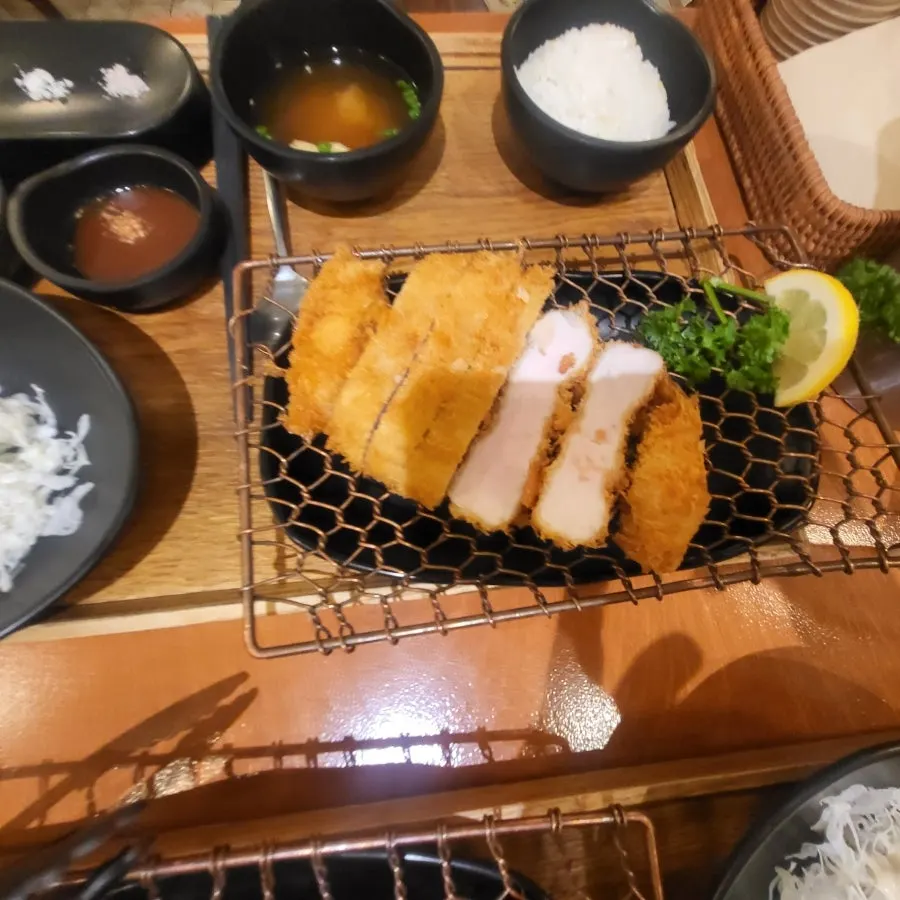 한 조각 집어 든 등심카츠