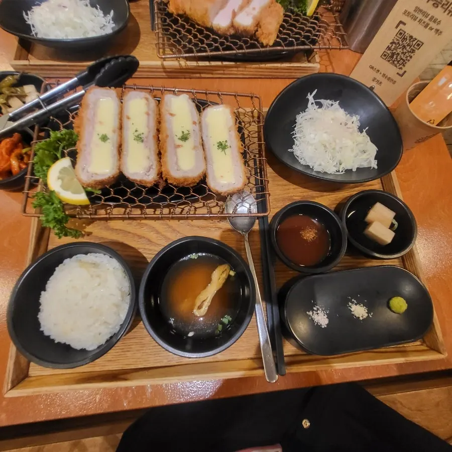 모짜렐라 치즈가 가득한 치즈카츠 단면
