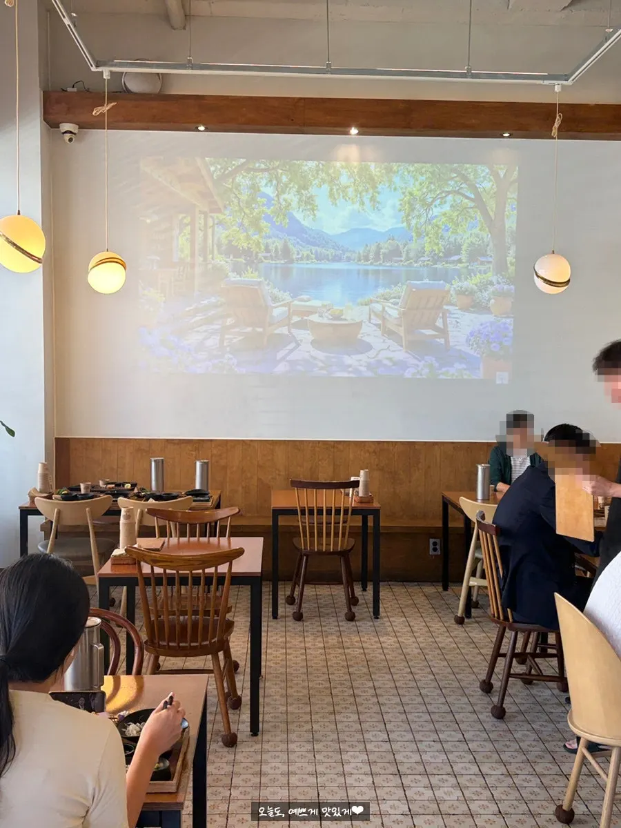 빔프로젝트 자연 영상이 띄워진 매장 벽면