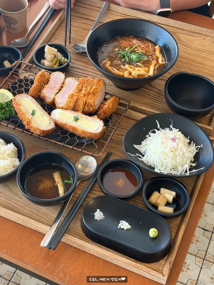 미니밥과 장국, 양배추 샐러드가 함께 나온 돈카츠 한상