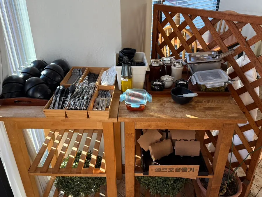 Tableware and bowls at the Kkot Gatsu self-serve bar