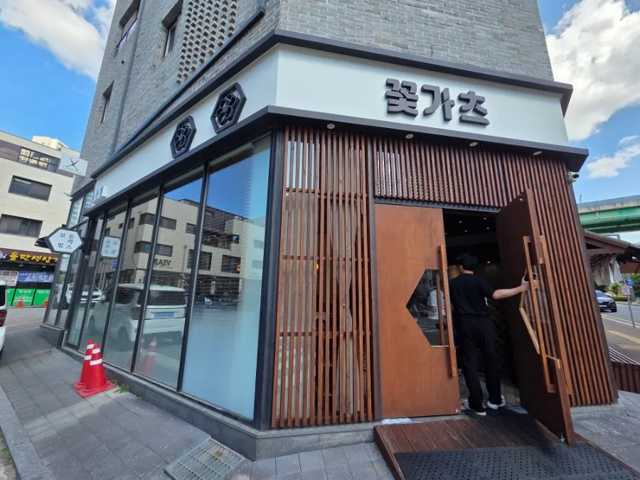 꽃가츠 동탄본점 화사한 매장 내부