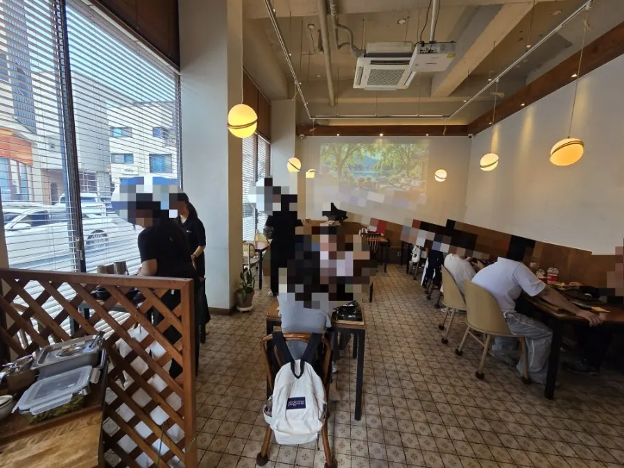 깔끔한 인테리어의 꽃가츠 동탄본점 홀