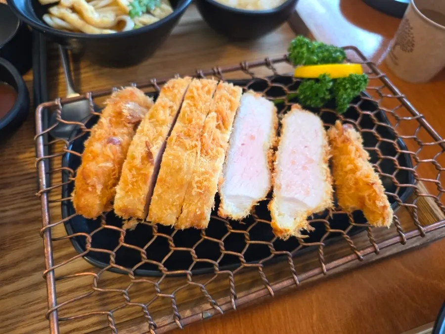 두툼하게 썰린 등심가츠