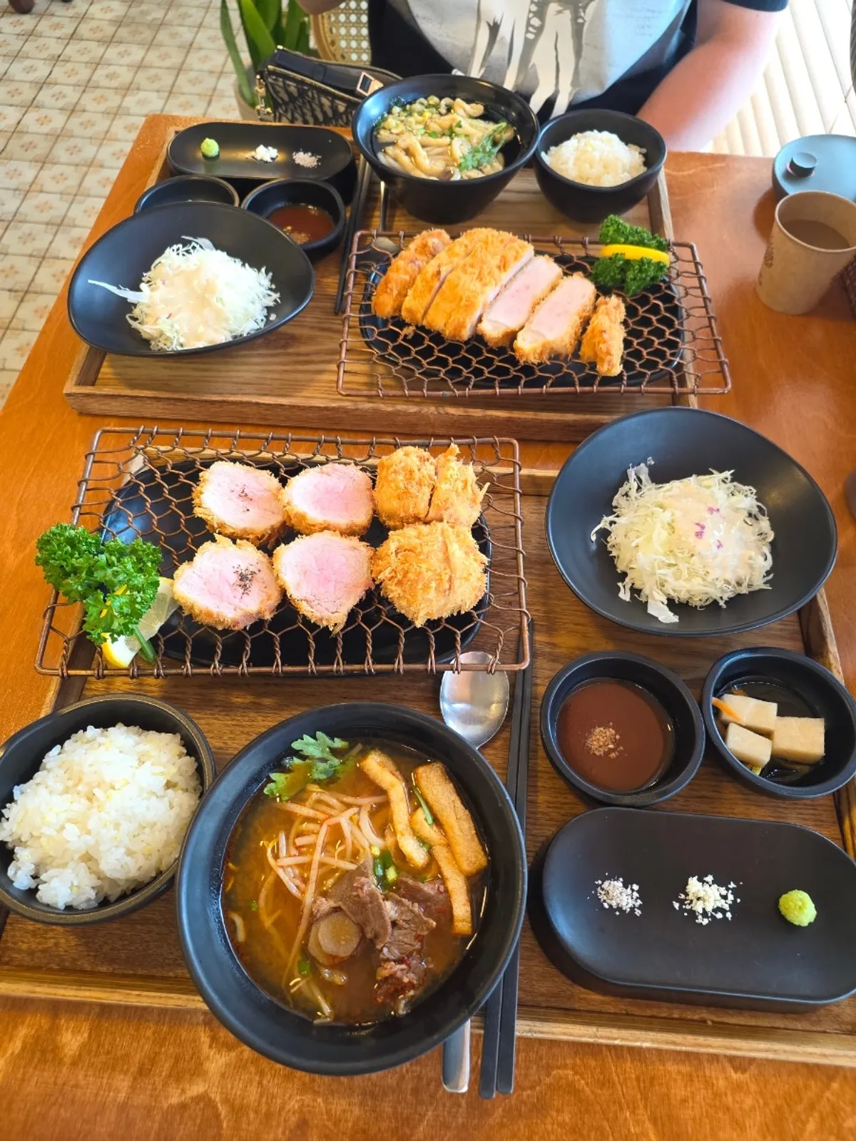 꽃가츠 동탄본점 돈카츠와 우동 세트 상차림