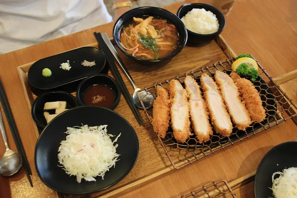 특등심카츠세트와 화우동 한상 차림