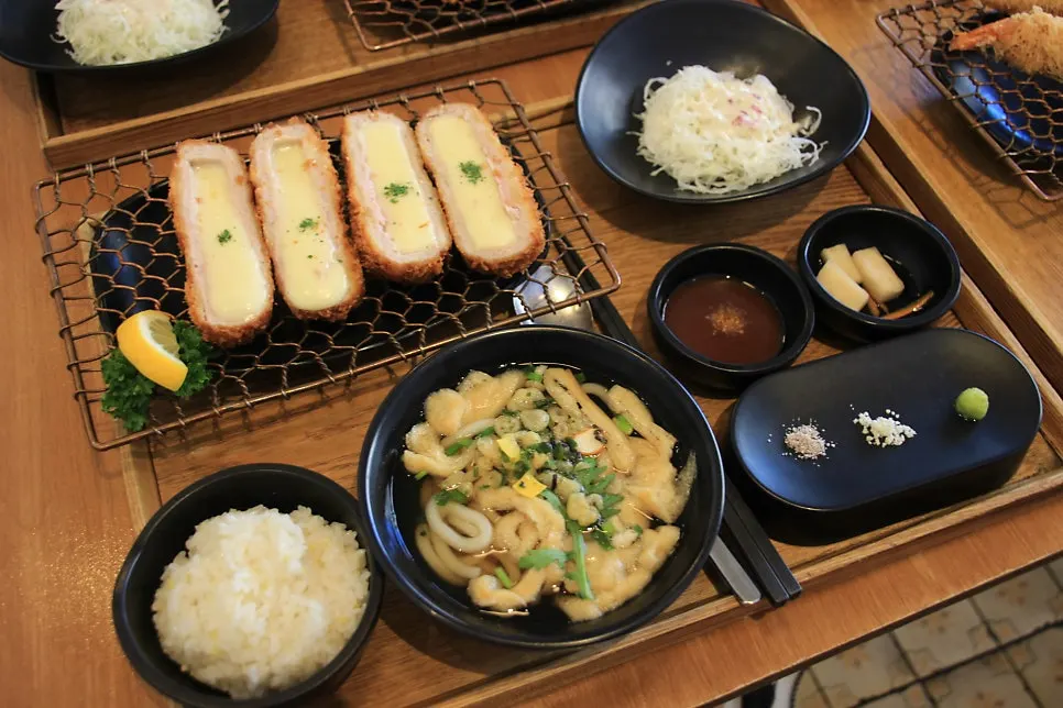 치즈카츠세트와 수우동 상차림