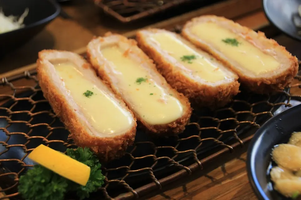 접시에 담긴 꽃가츠 치즈카츠