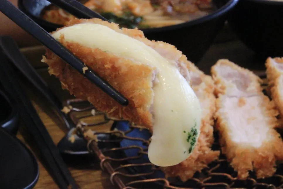 치즈가 가득 찬 치즈카츠 단면