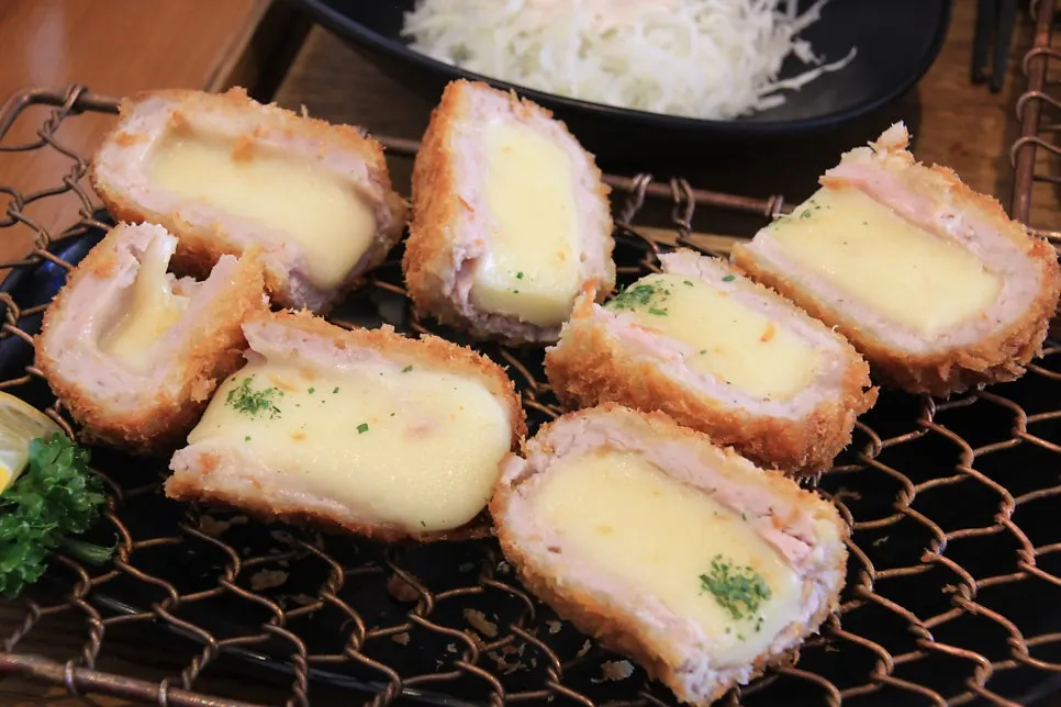 치즈카츠 단면 클로즈업