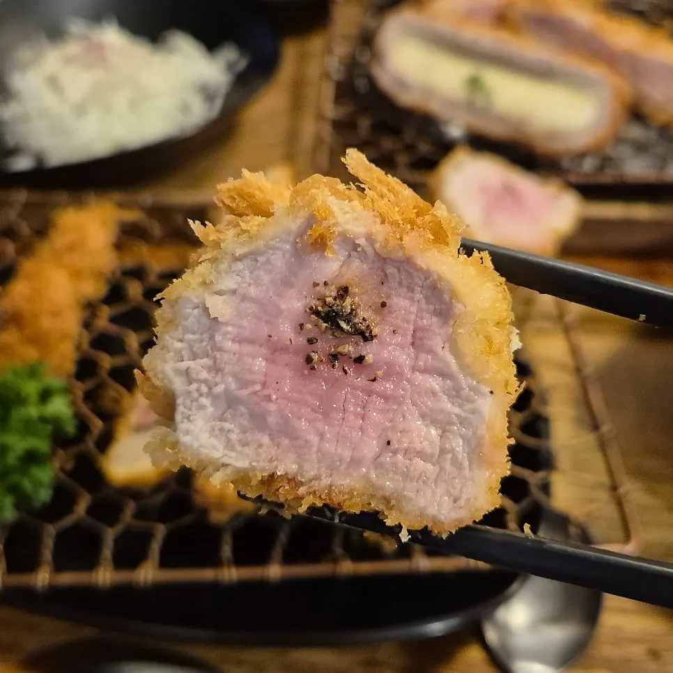 모짜렐라 치즈가 가득한 치꽃카츠 단면