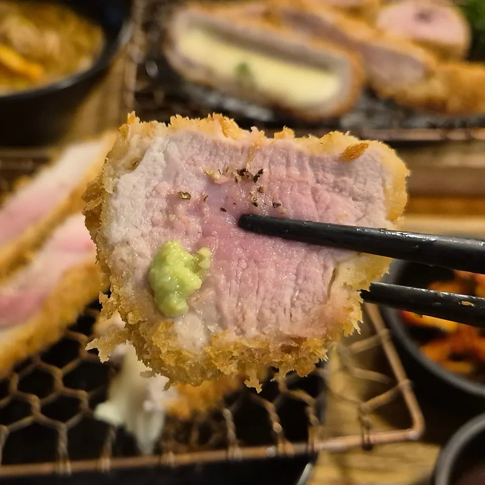 소금에 찍어 먹는 치즈카츠 한 조각