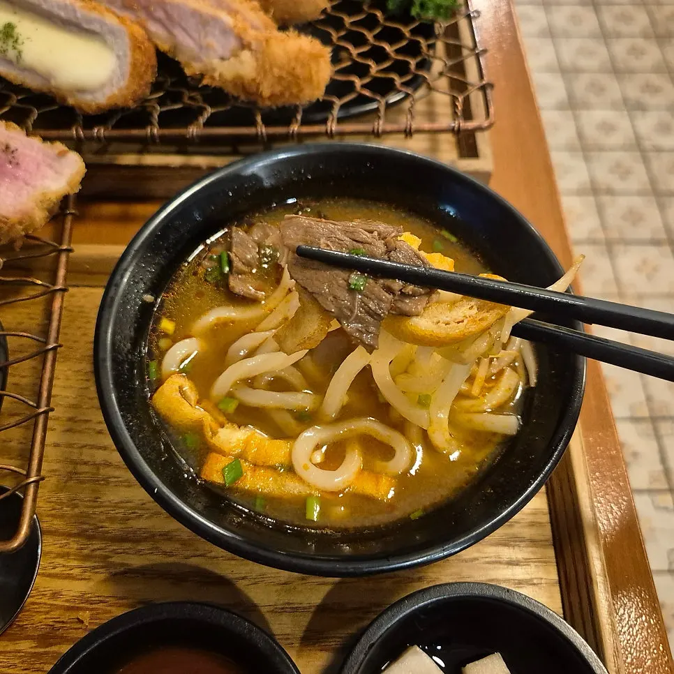 푸짐하게 차려진 특등심카츠세트 한상