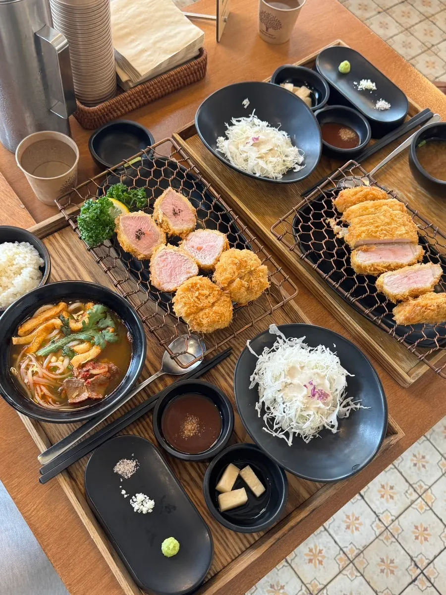 Vertical photo of a pork cutlet spread at Kkot Gatsu Dongtan Mokdong branch